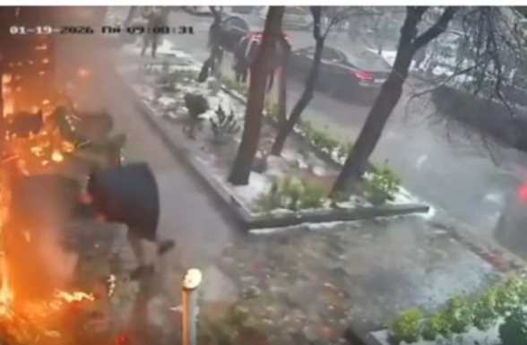 Քաղաքացին փորձել է մուտք գործել շենք, բայց մերկասառույցի պատճառով գրեթե հայտնվելու էր հրդեհի մեջ (տեսանյութ)